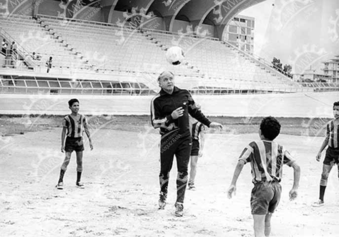 Alfredo Di Stefano jugando con niños